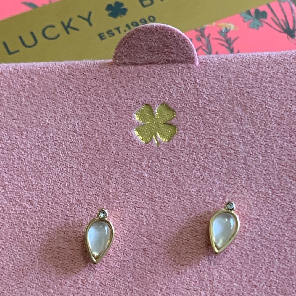 Lucky Brand teardrop pearl & gold tone studs, NEW